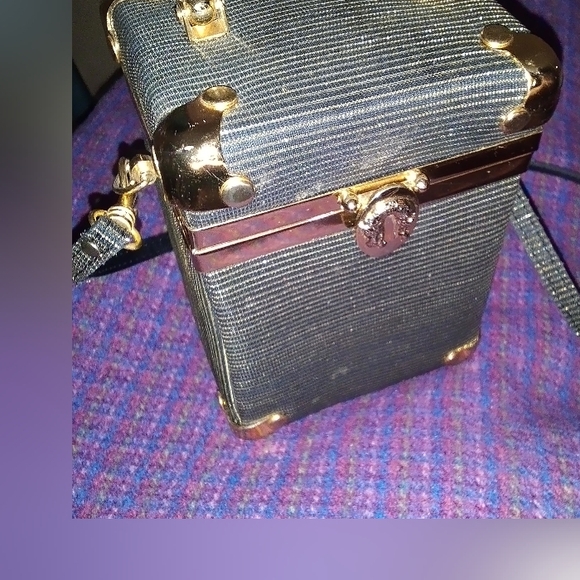 Adorable square clutch purse with shoulder strap. Interesting goldlined fabric - Picture 11 of 16